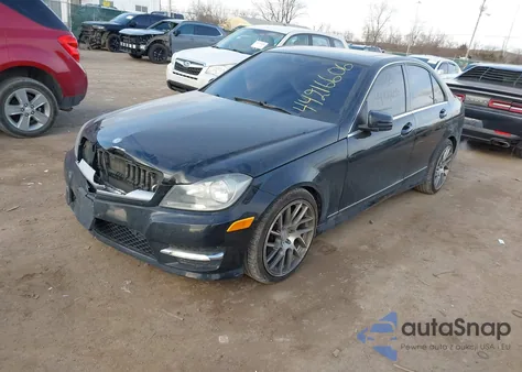 2013 Mercedes-Benz C 300 Sport 4Matic z USA, uszkodzony, nr VIN WDDGF8AB0DR252642